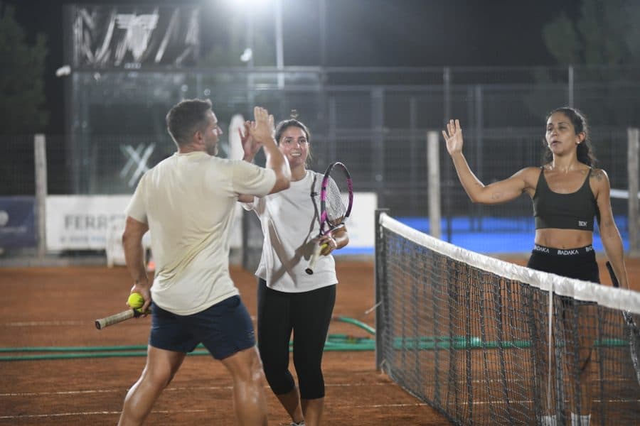 Cancha de tenis lista para jugar