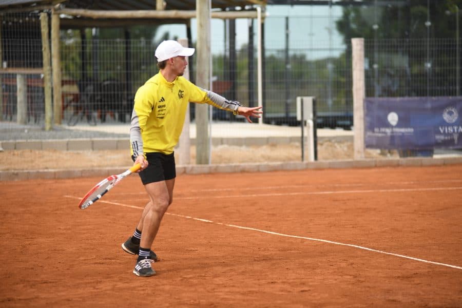 Entrenador dando una clase de tenis